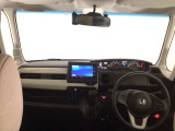 【前方視界】開放的な前方視界!運転がしやすく疲れにくいです♪窓が大きく、見通しがとっても良いおクルマですよ♪