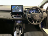 運転席周りのレイアウトをご覧ください。ナビゲーションが綺麗に装着されすっきり収まってますね!