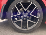 純正アルミホイールです。足元が引き立つので、車全体のイメージがアップしますよ!