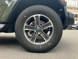 タイヤサイズは255/70R18です。