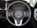 ハンドル左側にはオーディオ操作が出来るオーディオリモートコントロールスイッチ、右側にはHonda SENSINGとオートクルーズコントロールのスイッチを装備!