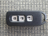 とっても便利なスマートキーシステム装備。携帯するだけでドア等の施錠・開錠・エンジン始動が可能なスマートキーシステムです。
