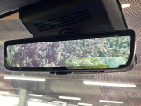 【デジタルインナーミラー】後席の大きな荷物や同乗者で後方が確認しづらい時でも安心!カメラが撮影した車両後方の映像をルームミラー内に表示。クリアな視界で状況の確認が可能です!