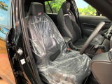 【専用スポーツシート】ホールド性に優れ、カーブ時の体が流れを抑制してくれます。また、体にフィットするから腰や背中が疲れにくく、ロングドライブや高速走行でも快適にお過ごしいただけます♪