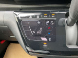 タブレット端末のようなタッチパネル式のオートエアコン採用。凹凸のない滑らかな表面で操作感を高めています。