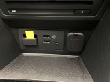 USB端子2個&AUXミニジャック1個 ミュージックプレーヤー接続でお気に入りの音楽を楽しむことが出来ます♪Apple CarPlay 、Android Auto 対応です