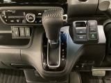 CVT車のセレクトレバーです。低速から高速まで、変速ショックのないスムーズな走りと、エンジン効率のよい領域を維持して燃費にも貢献します。サイドブレーキはスイッチ操作の電子制御パーキングブレーキです。