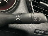 【オートライト】車のセンサーが周囲の明るさを感知し、自動でヘッドライトを点灯・消灯する機能です。この機能は夕暮れ時の交通事故が多い時間帯の安全性を高めてくれます。