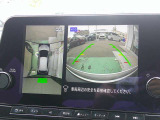 【アラウンドビューモニター】空から見下ろすような視点で、スムースな駐車と安全確認をサポートします。