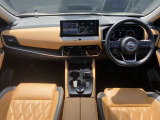 エクストレイルの運転席周りの画像です。内装は、ナッパレザーシートになります。