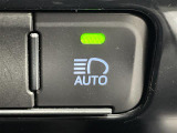 【オートマチックハイビーム(AHB)】フロントウインドウガラス上部に設置された前方カメラにより、前方車両のランプや街路灯などの明るさを判定し、自動的にハイビームとロービームを切り換えてくれます!