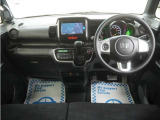 運転にかかわる様々な操作を安全に行えるように視点移動が少なく、操作性に配慮されたスイッチ類が凝縮されたコクピットです。