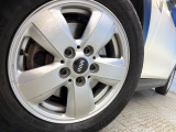 ●純正15インチアルミホイール:輸入車ならではの卓越した走りを支えるホイールと足回りです!日本車の走りに慣れている方にもぜひ体感して頂きたいほど、高いレベルでまとまっています!