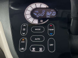【オートエアコン】設定温度に合わせて自動で快適な風量や風向を調整し、車内温度を保ちます。
