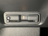 ハンドルの左下にETCがついています。高速道路の料金所の通過も楽々です。 カードの取り出しもしやすい場所についています。