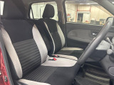 運転席まわりには十分なスペースがあり、大柄な方でもゆったり運転していただける環境です。