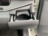 ロングドライブには欠かせないカップホルダーつきです。
