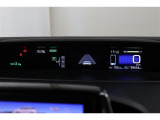 視線移動が少なく疲れにくいセンターメーター!ハイブリッドシステムインジケーターをはじめとしたお車の状態の情報を確認できます。