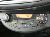 オートエアコンは、常にお好みの温度に調整ができ車内を快適な空間に保ってくれます。