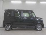 リアには左右スライドドアを採用。狭い駐車場でも開閉しやすく、強風の日でもドアが煽られにくくなっております。小さなお子さまやご年配の方も安心して乗り降りできます。