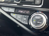 【オートエアコン】一度お好みの温度に設定すれば、車内の温度を検知し風量や温度を自動で調整。暑い&hellip;寒い&hellip;と何度もスイッチ操作をする必要はありません。快適な車内空間には必須の機能ですね♪