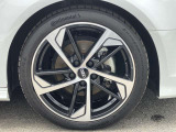 18インチ純正アルミホイール装備 全車両に標準装備の純正アルミホイールは、純正ならではのバランスの良いデザインと、走行安定性をお楽しみ頂けます。