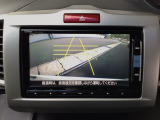 【バックカメラ】運転が苦手な方も車庫入れラクラクです!ギアをリバースに入れれば自動的に切り換わりますので、面倒な操作は不要です♪狭い駐車場もお車を傷つけず安心ですね!