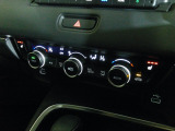 オートエアコンは左右席で独立温度コントロールが可能です。運転席はキンキンに冷やして助手席はマイルドにと言った設定が可能です。暑さ寒さでケンカすることもなくなりますね。