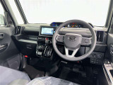 運転席まわりです。 各操作スイッチは使いやすい位置に配置されてます。