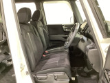 女性でも運転がしやすいように、シートの高さ調整機能(シートリフター)がついています。運転席と助手席の間が空いている為、助手席側への移動がスムーズです。交通量の多い道でも助手席側から乗り降りができます。