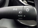【オートライト】車外の明るさに応じて、自動的にライトの点灯・消灯をしてくれます。