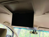 【フリップダウンモニター】大画面モニターで後席でもエンタメをお楽しみいただけます。小さなお子様にも大人気の装備です♪