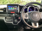 運転席周辺のスマートなレイアウトが、操作のしやすさを実現。快適なドライブをサポートします。パーキングブレーキはフットブレーキタイプです。