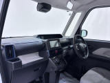 ダイハツのお店では、ダイハツ車を知り尽くしたプロフェッショナルが、専用の診断機器を使って各システムを点検しております。