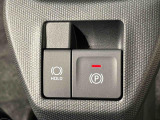 指先だけで簡単に操作が可能な電動パーキングブレーキを採用。「HOLD」スイッチを押すと、渋滞や信号待ちなどでブレーキペダルから足を離しても、ブレーキを保持するので安心です
