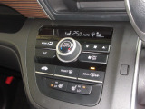 エアコンはオートエアコンでお好みの温度調整が出来、オールシーズン快適にドライブできます!さらに、運転席&助手席シートヒーターが付いてます。HIとLOの2段階に温度設定が可能です。
