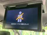 【後席モニター】家族や友人とお出かけする機会が多い方に大人気の後席モニターを装備!見やすい位置に画面がありテレビやDVDの視聴も快適!友達もお子様も、後席にしか乗らなくなるかも??