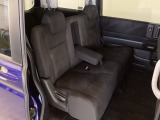 2列目シートは背もたれの角度調節ができるベンチシートになっております。長距離運転になってもゆったりとできるようにアームレストがついてます。