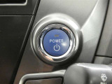 【スマートエントリー&スタートシステム】・・・スマートキーをバッグやポケットなどに携帯していればドアの解錠・施錠ができます。さらにブレーキを踏みながらパワースイッチを押すだけでエンジンが始動します。