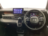 車内は光触媒抗菌消臭施工済です。スタイリッシュなデザインでスポーティなインパネ周りを演出します。グローブボックスやカップホルダーのほかにトレーなどたくさんの収納スペースが付いています。