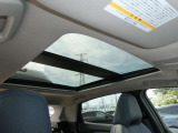 メーカーオプションのパノラッミックガラスルーフ(電動チルト&スライド、電動格納式シェード付き)です。