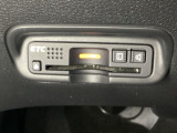 ハンドルの左下にETCがついています。高速道路の料金所の通過も楽々です!。 カードの取り出しもしやすい場所についています。
