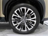 アルミホイールを装備、タイヤサイズは215/50R18です。