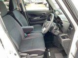 運転席まわりです。実際に座ってみて、乗り心地を体験してみてください,視界も良好です