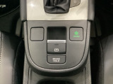セレクトレバーの下に電子制御パーキングブレーキがあります。スイッチひとつで、停車した地点の傾斜などをシステムが検知・判断してブレーキ力を自動的に最適制御し、しっかり停車できるパーキングシステムです。