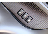 運転席のポジションを2つ、記憶させることができます。ボタンを押すと設定したポジションに電動で移動します。