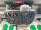 マニュアルエアコンです。シンプルで使いやすいデザインです。