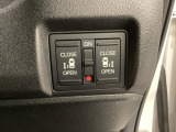 リアドアは乗り降りに便利な両側電動スライドドアです。また運転席に座っていながらスイッチ操作で自在にスライドドアを開け閉めできます。