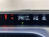 メーターが運転席から見やすいインパネ中央部に配置してるので走行中の視線移動が少なく快適です。