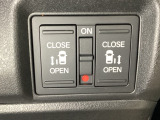 リアドアは乗り降りに便利な両側電動スライドドアです。また運転席に座っていながらスイッチ操作で自在にスライドドアを開け閉めできます。